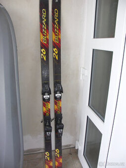 starší typ lyží - Blizzard 175 cm, Rossignol 180 cm