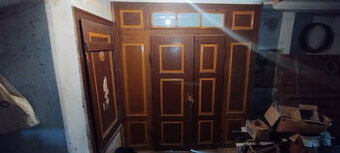 Historické masivní dvoukřídlé dveře s nadsvětlíkem