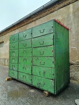 Dílenský železný šuplíkový regál