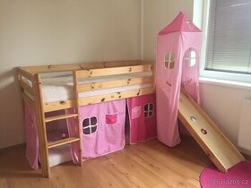 Dětská vyvýšená postel se skluzavkou a věžičkou