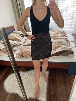 Sexy černé šaty Intimissimi s výstřihem a krajkou