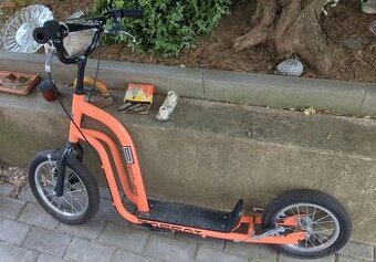 Chlapecká oranžová koloběžka