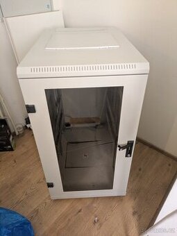 Stojanový 19″ rozvaděč – 24 U