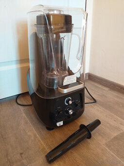 Smoothie mixér s odhlučňovacím víkem