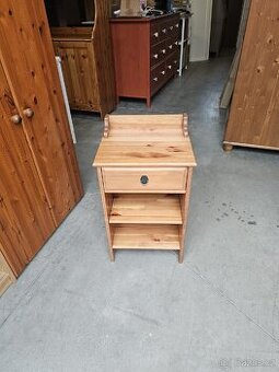 NOČNÍ - ODKLÁDACÍ STOLEK IKEA LEKSVIK S DROBNOU VADOU