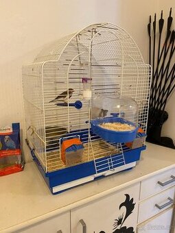 Klec s vybavením a čtyřmi chůvičky