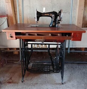 Daruji funkční starobylý šicí stroj