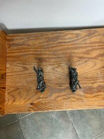 NÁSTĚNÝ DRŽÁK PRO MAKETIU MUŠKETY - KOV