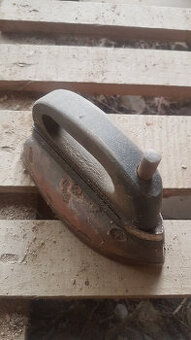 Stará žehlička k renovaci