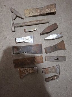 Staré ručně kované sekery