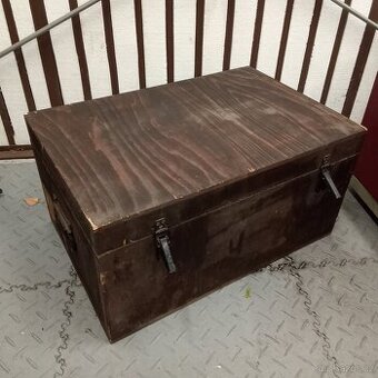 Stará dřevěná bedna (od nějakého přístroje)