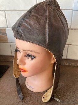 Historická kožená kukla na moped / motokolo