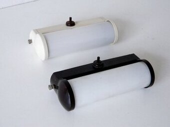 Lampičky nad postel.