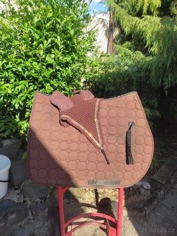 Hnědá skoková sada equiline. Dečka a čabraka