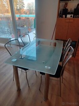 Skleněný jídelní stůl