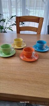 Sada veselých hrnečků.