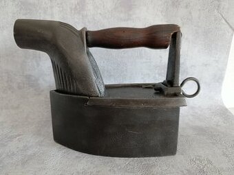 Stará masivní litinová žehlička s komínem – originál, atyp,