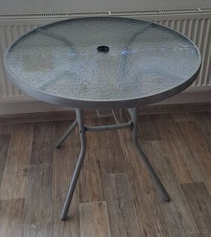 Stůl se židlemi na terasu