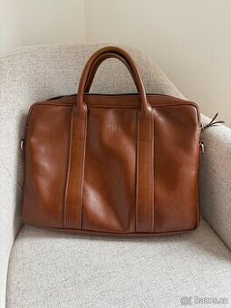 Hnědá kožená brašna na notebook