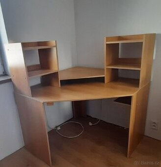 Rohový PC stůl s regály a policemi (vč. dvou zásuvek)