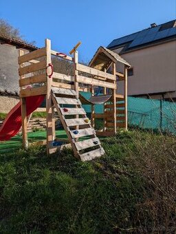 Dětské hřiště se skluzavkou a houpačkami