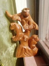 Dřevěná Soska sedících opic Indonésie - 1