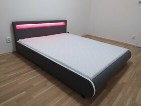 Manželská postel 160x200 s roštem, LED a matrace