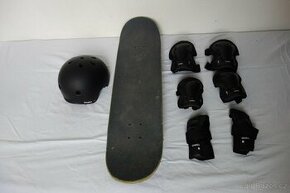 Skateboard + přilba + chrániče - 1