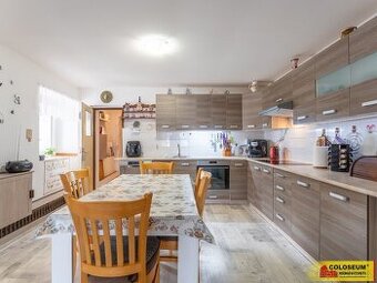 Božice, RD 3+1, garáž, dvůr, zahrada - rodinný dům