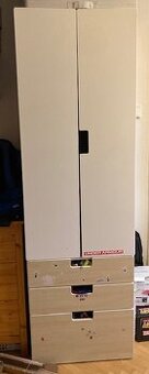 SMÅSTAD / PLATSA Šatní skříň, bílá/bříza se 3 zásuvkami, 60x