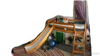 dětská postel se skluzavkou