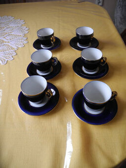 kobaltově modré zlacené porcelánové šálky s podšálky