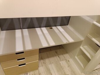 dětská postel s psacím stolem