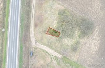 Malý pozemek u silničního přivaděče - 1