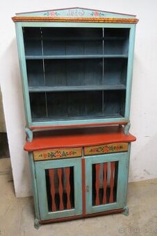 Malovaná otevřená kredenc po celkové renovaci