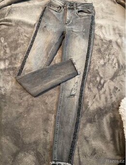 Luxusní džíny Only Vel. S/32.. sedi na xs, jsou elastické