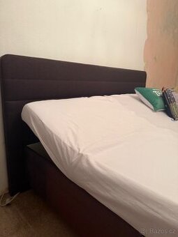 Čalouněná postel 180x200