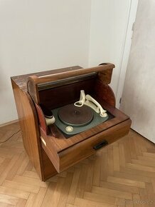 Skříňový gramofon s podavačem