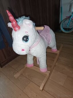 Hracky pro deti v dobrem stavu 🦄 jednorozec kun houpaci - 1