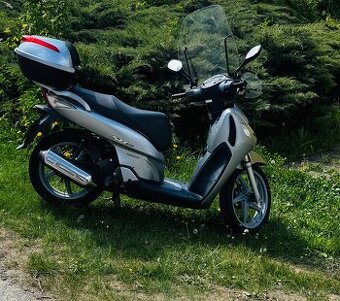 Skútr Honda SH150 včetně kufru a helmy