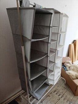 Plátěné závěsné regály Ikea.