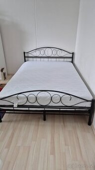 Kovová postel 140x200 včetně roštů a matrace - 1