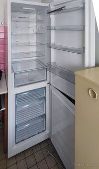 Lednice s mrazničkou nepoužívaná, ještě rok záruka