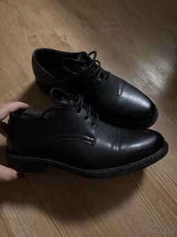 Chlapecká společenská obuv