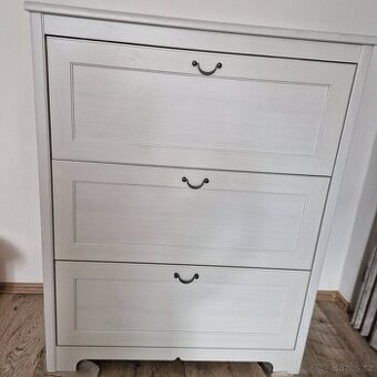 Komoda se třemi šuplíky, Ikea