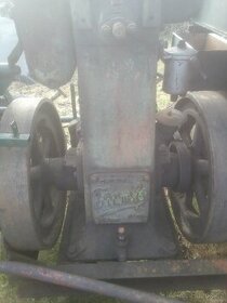 TRAKTOR DĚLANÝ S MOTOREM TRIUMPH VELMI ZAJÍMAVÝ