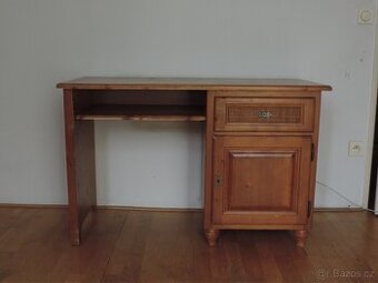 Dřevený psací stůl Francouzské výroby - masiv