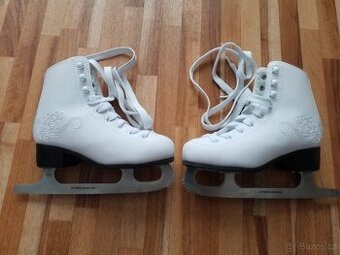 Dívčí lední brusle