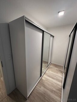 Šatní skříň LITOLARIS 250 se zrcadlem – téměř nová