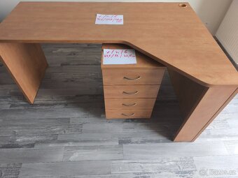 Masivní rohový stůl+ zásuvkový kontejner